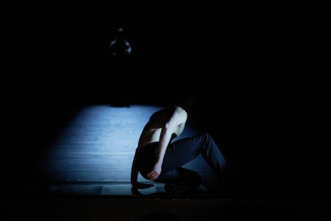 tancerz na zaciemnionej scenie