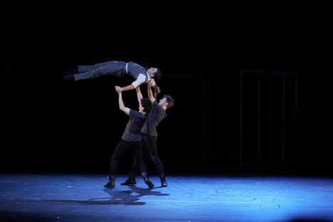 tancerze na zaciemnionej scenie