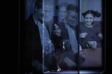 tancerka na tle czarno-białej wizualizacji