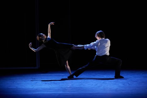 tancerka i tancerz na zaciemnionej scenie