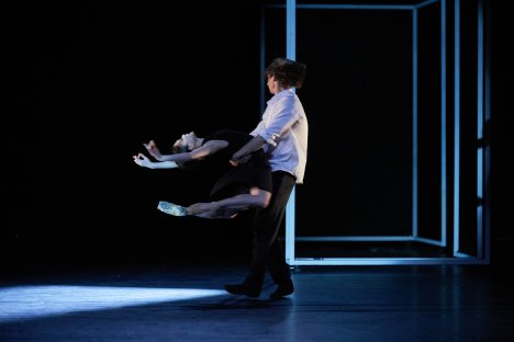 tancerka i tancerz na zaciemnionej scenie