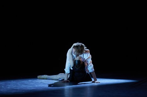 tancerka i tancerz na zaciemnionej scenie